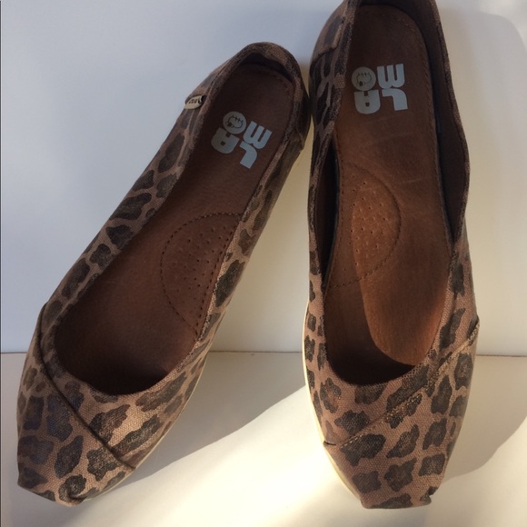 Lamo Shoes - Women’s LAMO Leopard Print Flats